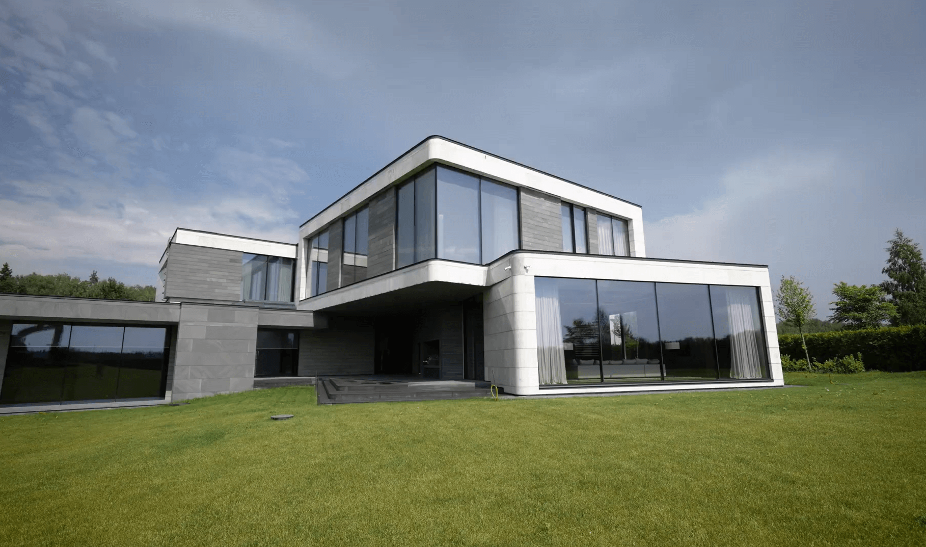 Резиденция класса deluxe 2060 м² на 63 сотках на Рублевке. Сколько стоит построить дом А-класса?